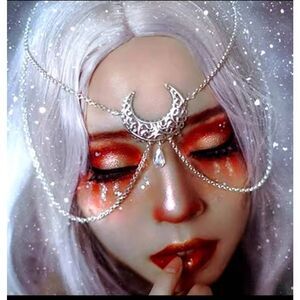 NWOT Silver Tone Moon Head Chain